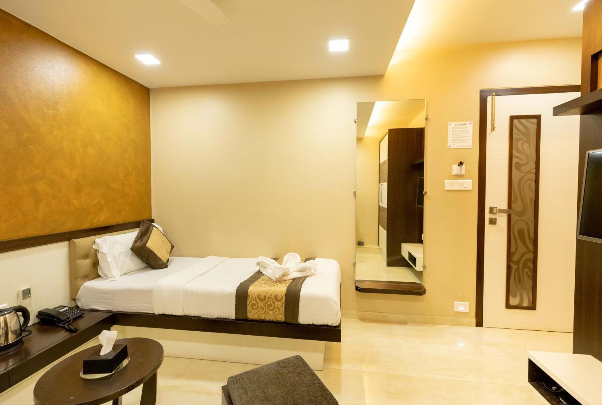 The Majlis Hotel - Colaba Мумбаи Экстерьер фото